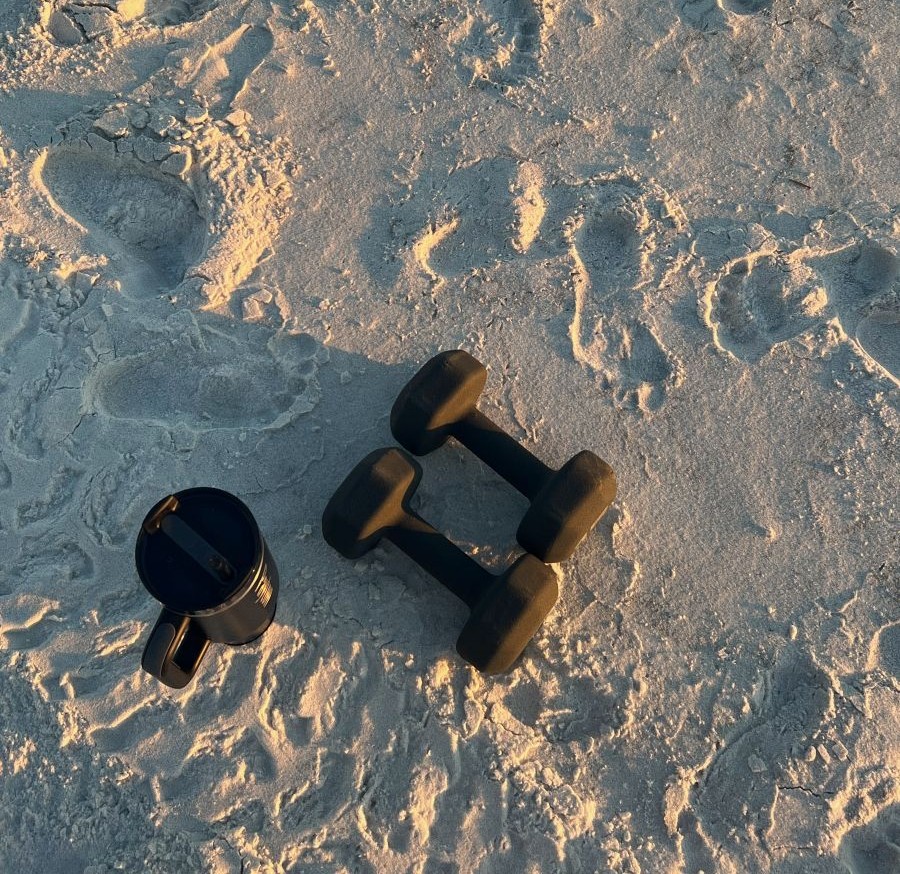 Hanteln und Trinkflasche im Sand – Franca über Muskelerhalt bei haelsi weight