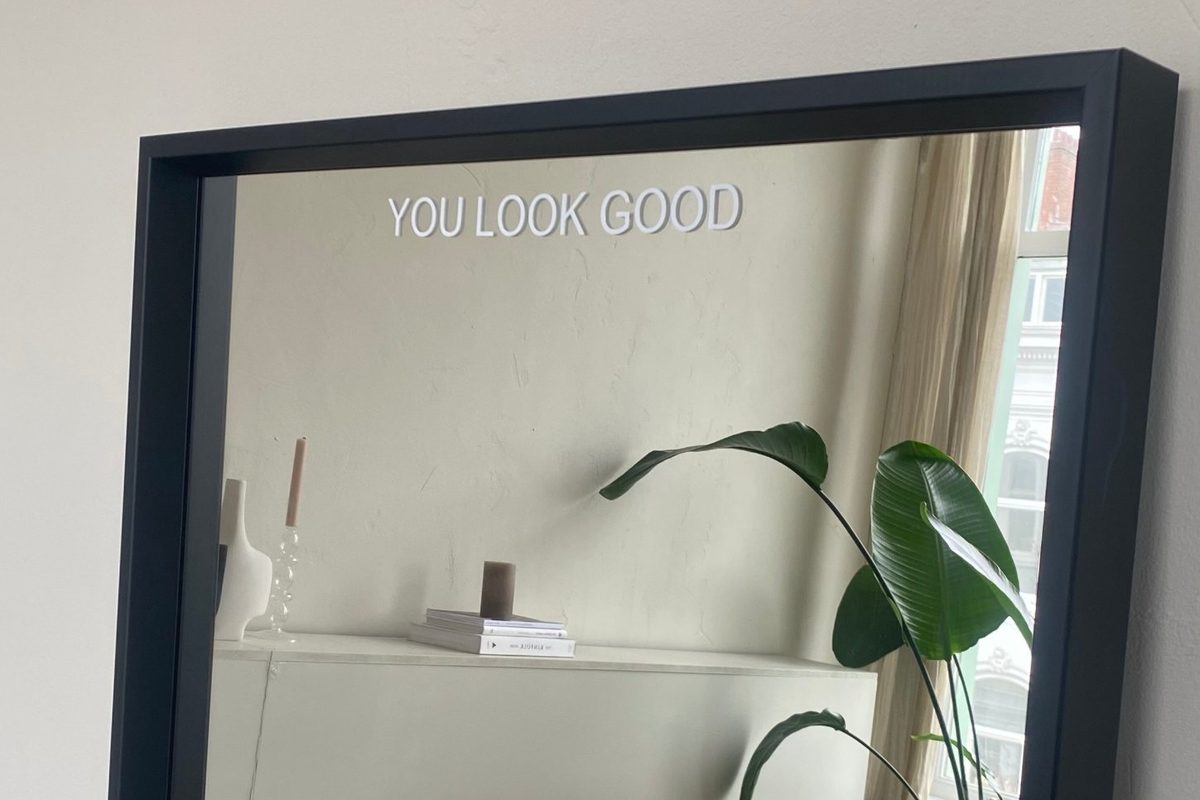 Spiegel mit dem Schriftzug You look good in einem hellen Wohnzimmer, Franca über Vorurteile und Abnehmspritze