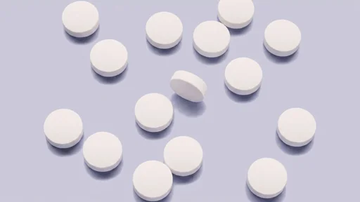 Weiße runde Tabletten auf einer hellen Fläche